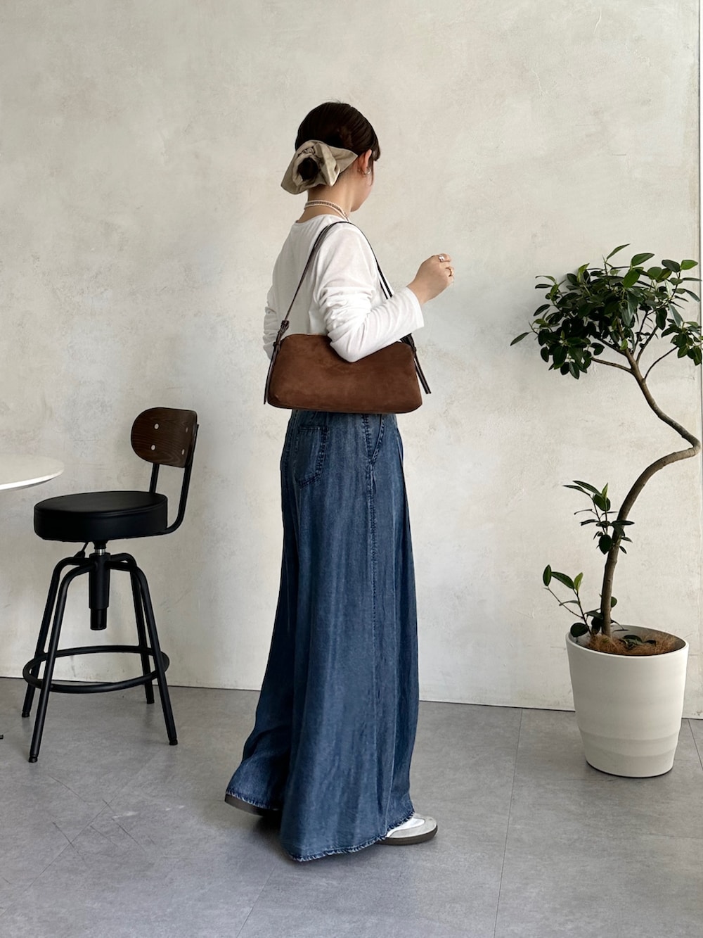 ブルー系のその他パンツ、ホワイト系のTシャツ/カットソー、ホワイト系のスニーカーを着用したレディースの冬コーディネートの2枚目の写真