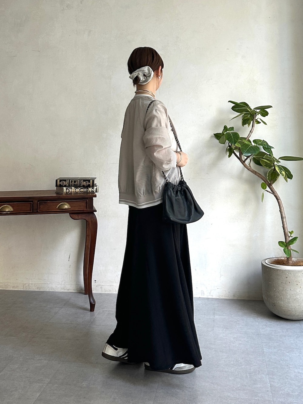 ブラック系のその他パンツ、グレー系のブルゾン、ホワイト系のスニーカーを着用したレディースの春コーディネートの3枚目の写真
