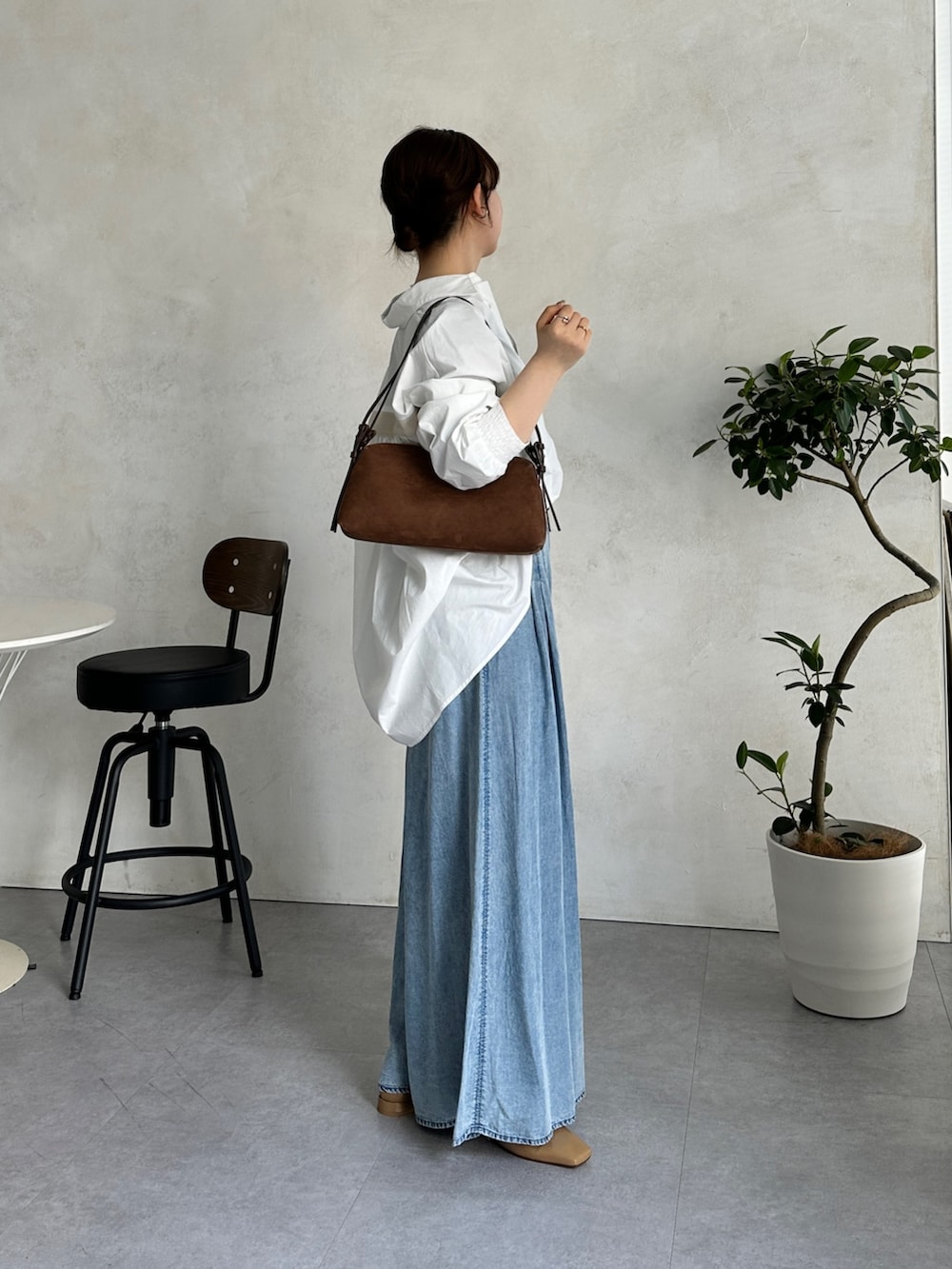 ブルー系のその他パンツ、ホワイト系のシャツ/ブラウスを着用したレディースの冬コーディネートの4枚目の写真