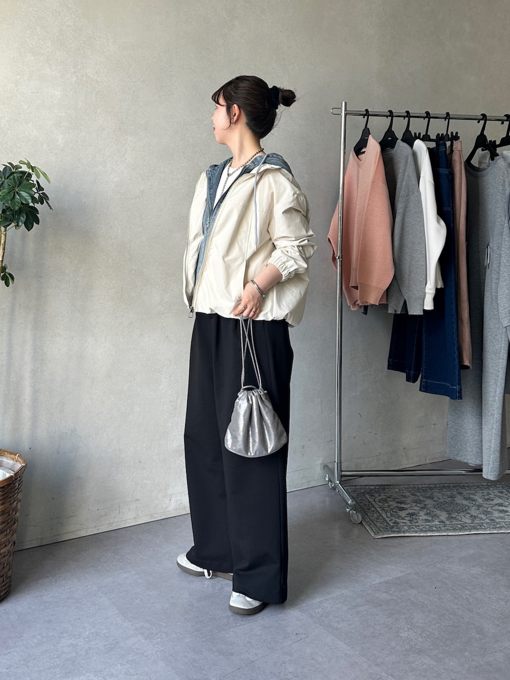 ブラック系のその他パンツ、ホワイト系のTシャツ/カットソー、ホワイト系のブルゾンを着用したレディースの冬コーディネートの2枚目の写真