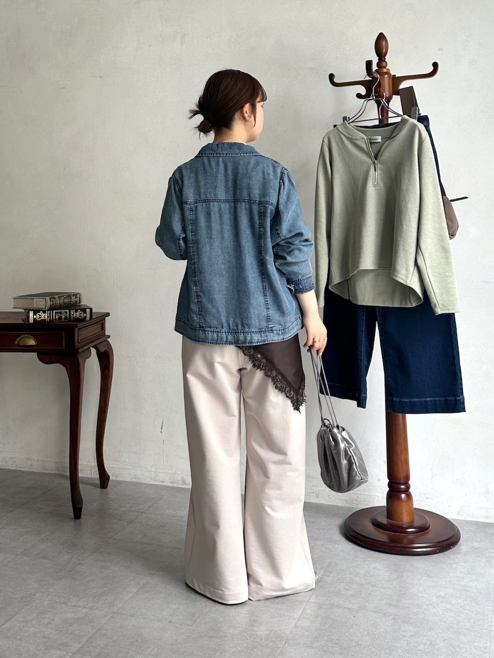 ベージュ系のその他パンツ、ブルー系のブルゾン、ホワイト系のTシャツ/カットソーを着用したレディースの春コーディネートの3枚目の写真