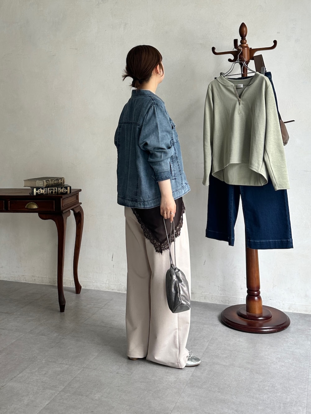 ベージュ系のその他パンツ、ブルー系のブルゾン、ホワイト系のTシャツ/カットソーを着用したレディースの春コーディネートの2枚目の写真