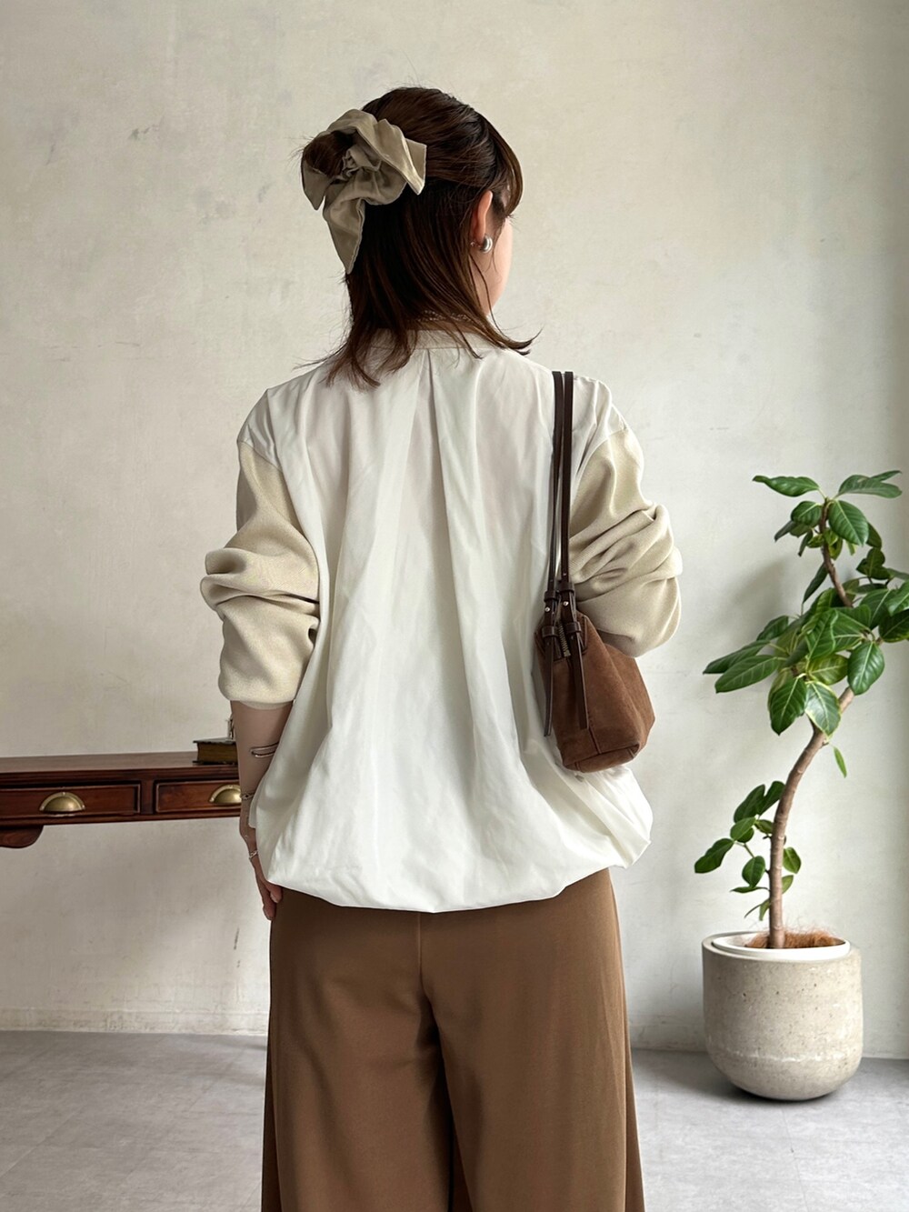 ホワイト系のTシャツ/カットソー、ブラウン系のその他パンツを着用したレディースの夏コーディネートの5枚目の写真