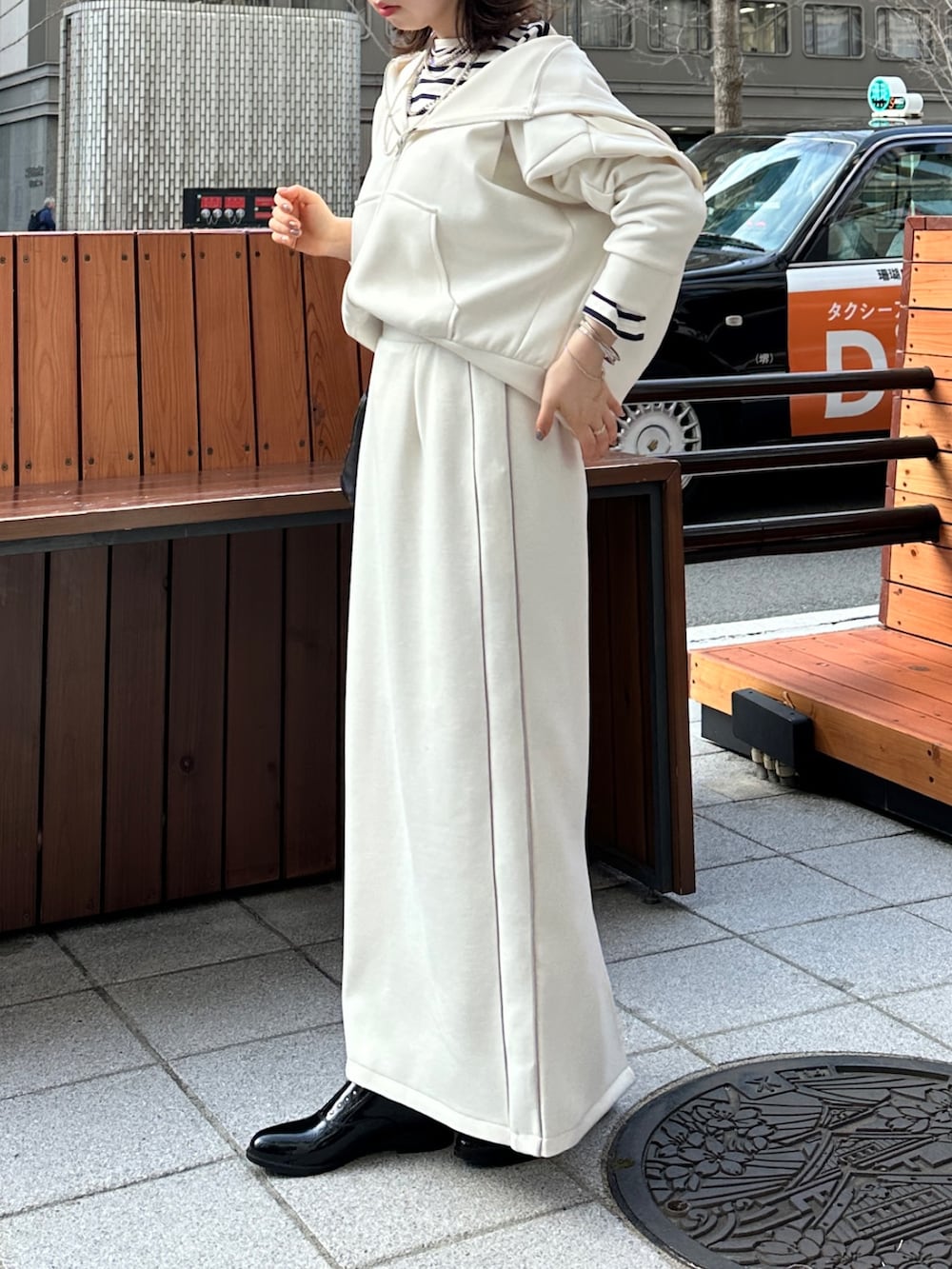 ホワイト系のスカート、ホワイト系のパーカーを着用したレディースの冬コーディネートの5枚目の写真