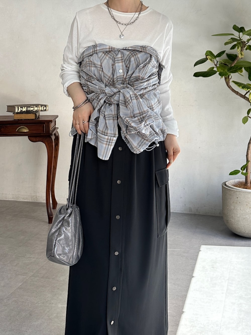 ブルー系のシャツ/ブラウス、ホワイト系のTシャツ/カットソー、グレー系のスカートを着用したレディースの春コーディネートの3枚目の写真