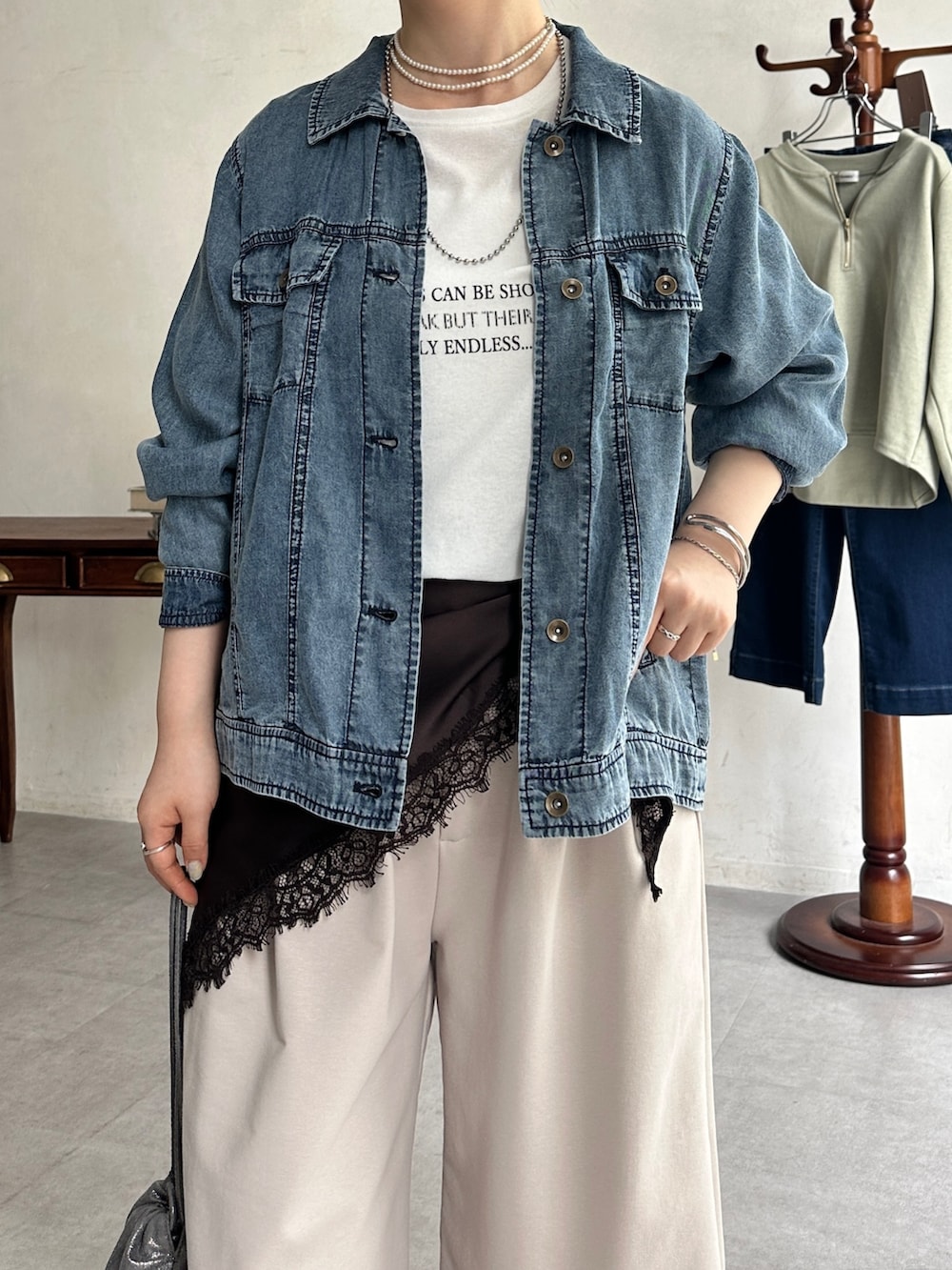 ベージュ系のその他パンツ、ブルー系のブルゾン、ホワイト系のTシャツ/カットソーを着用したレディースの春コーディネートの4枚目の写真