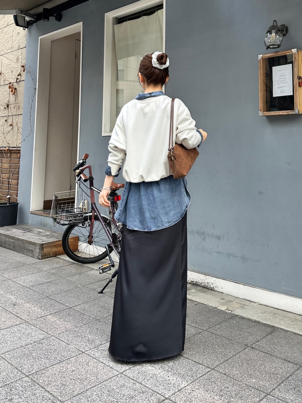 ホワイト系のTシャツ/カットソー、ブルー系のシャツ/ブラウス、ホワイト系のスニーカーを着用したレディースの冬コーディネートの3枚目の写真