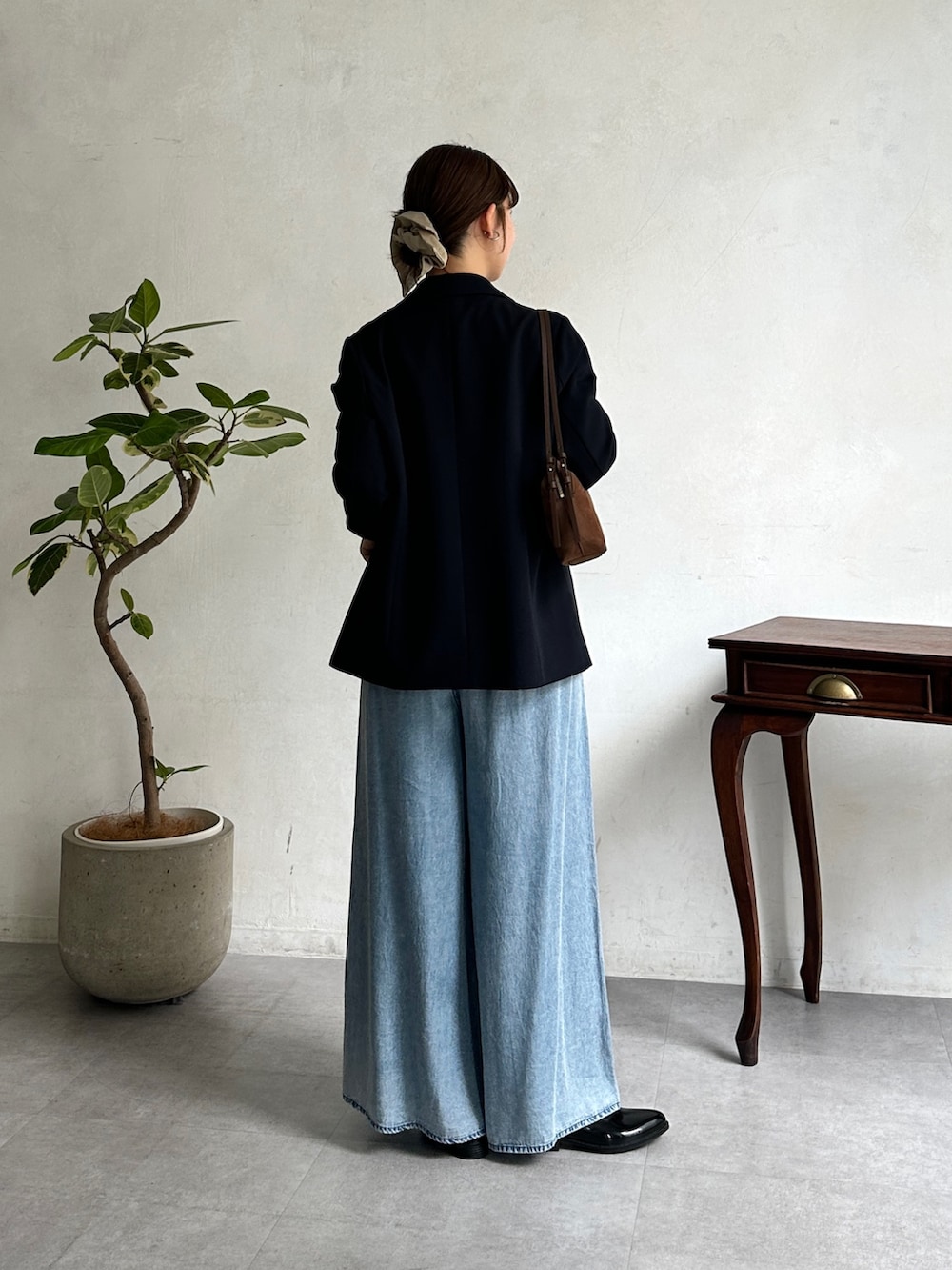 ブルー系のその他パンツ、ホワイト系のTシャツ/カットソーを着用したレディースの春コーディネートの3枚目の写真