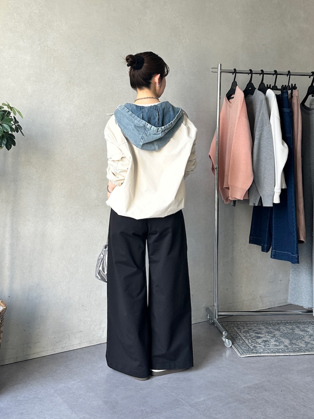 ブラック系のその他パンツ、ホワイト系のTシャツ/カットソー、ホワイト系のブルゾンを着用したレディースの冬コーディネートの3枚目の写真