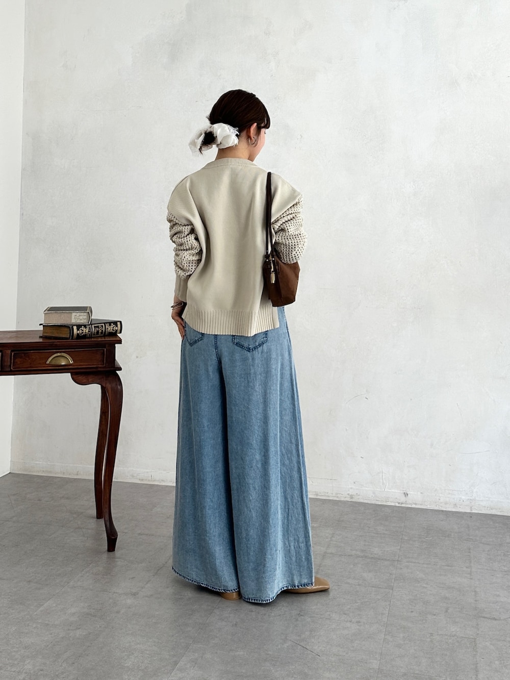 ブルー系のその他パンツ、ベージュ系のカーディガン/ボレロ、グレー系のTシャツ/カットソーを着用したレディースの春コーディネートの2枚目の写真