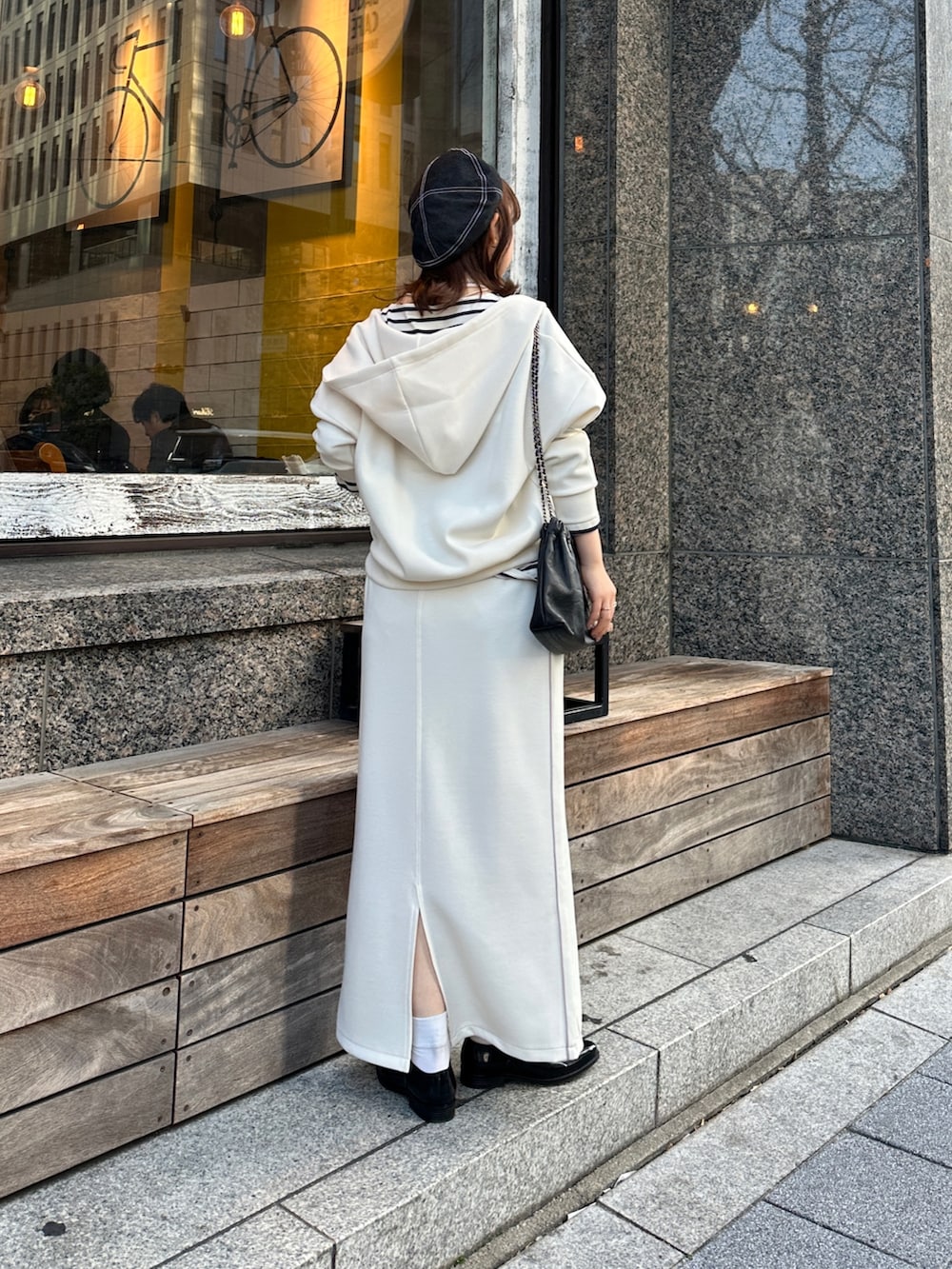 ホワイト系のスカート、ホワイト系のパーカーを着用したレディースの冬コーディネートの4枚目の写真