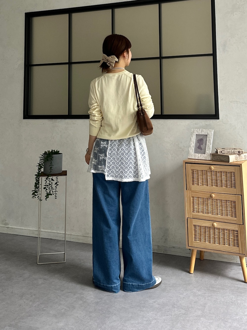 イエロー系のカーディガン/ボレロ、ブルー系のその他パンツ、ホワイト系のスニーカーを着用したレディースの冬コーディネートの3枚目の写真