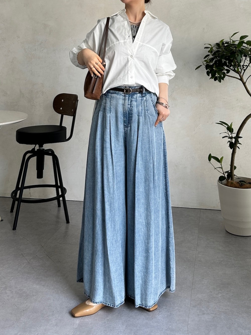 ブルー系のその他パンツ、ホワイト系のシャツ/ブラウスを着用したレディースの冬コーディネートの3枚目の写真