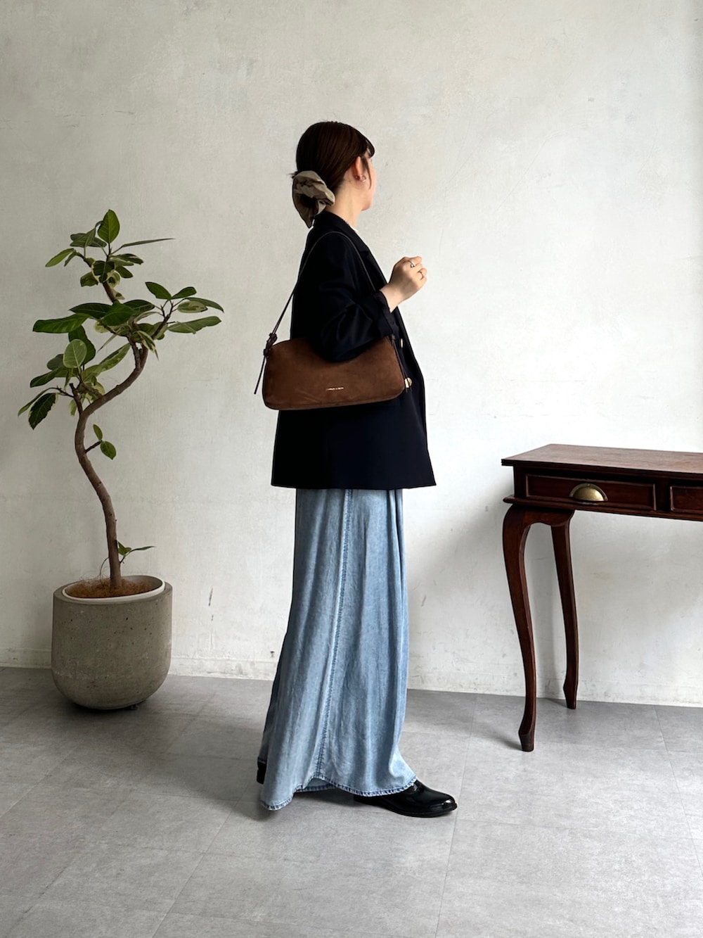 ブルー系のその他パンツ、ホワイト系のTシャツ/カットソーを着用したレディースの春コーディネートの2枚目の写真