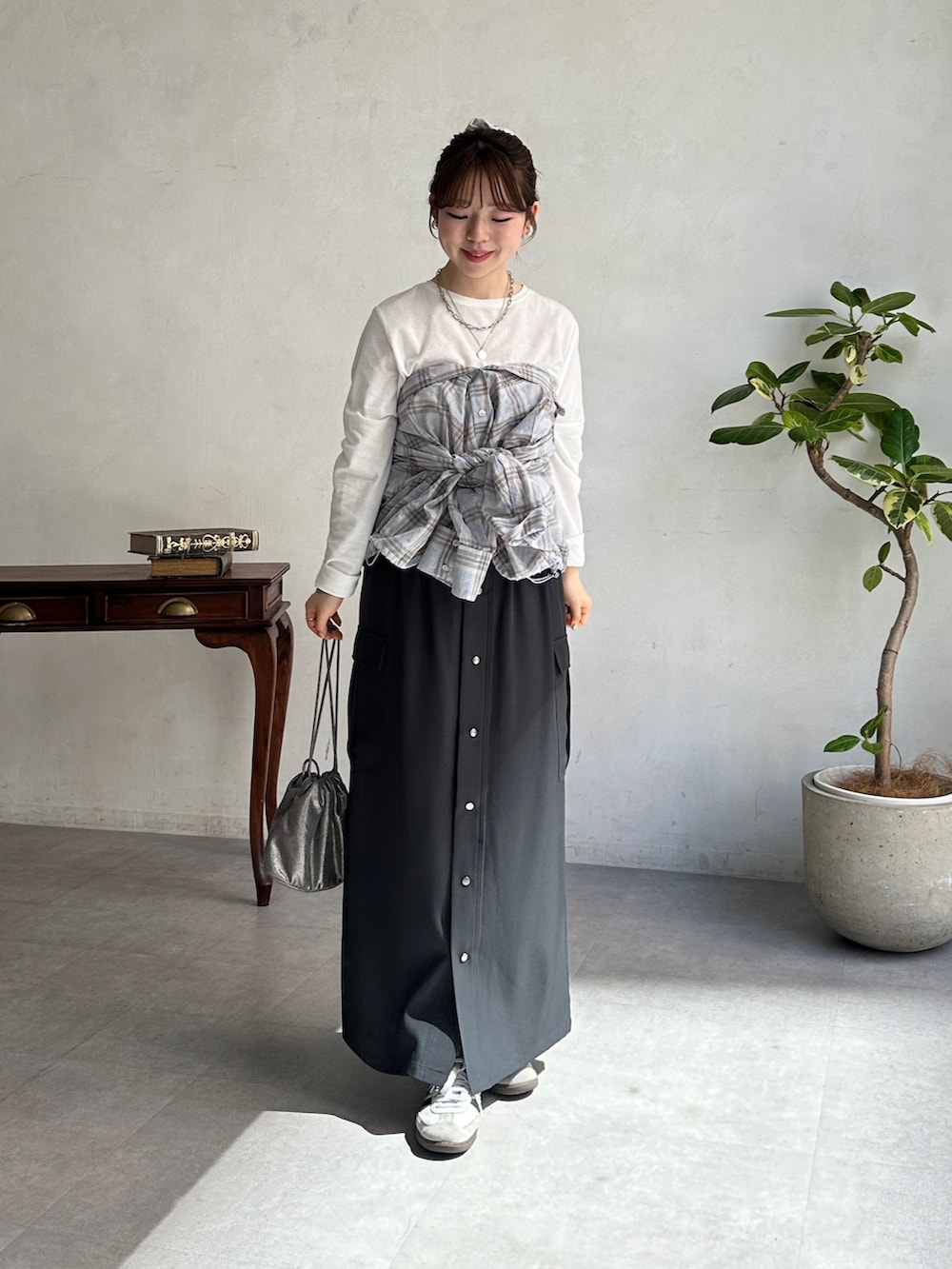 ブルー系のシャツ/ブラウス、ホワイト系のTシャツ/カットソー、グレー系のスカートを着用したレディースの春コーディネートの2枚目の写真