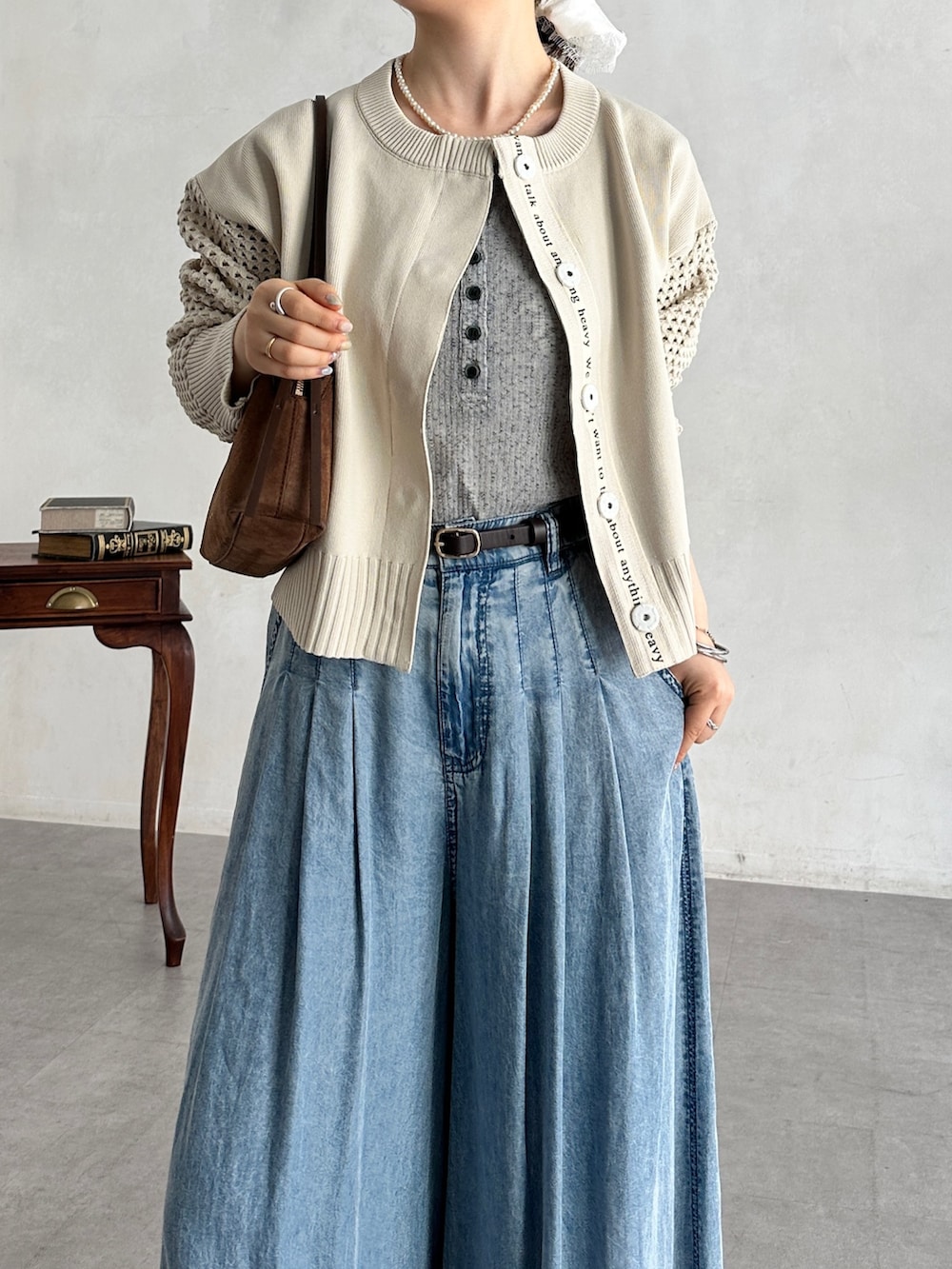 ブルー系のその他パンツ、ベージュ系のカーディガン/ボレロ、グレー系のTシャツ/カットソーを着用したレディースの春コーディネートの3枚目の写真