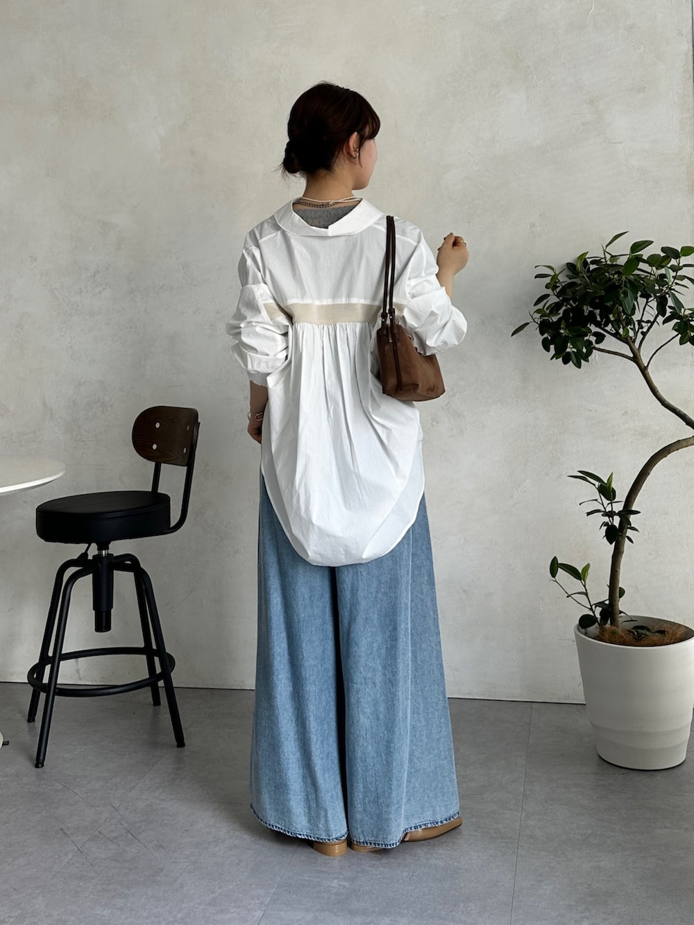 ブルー系のその他パンツ、ホワイト系のシャツ/ブラウスを着用したレディースの冬コーディネートの2枚目の写真