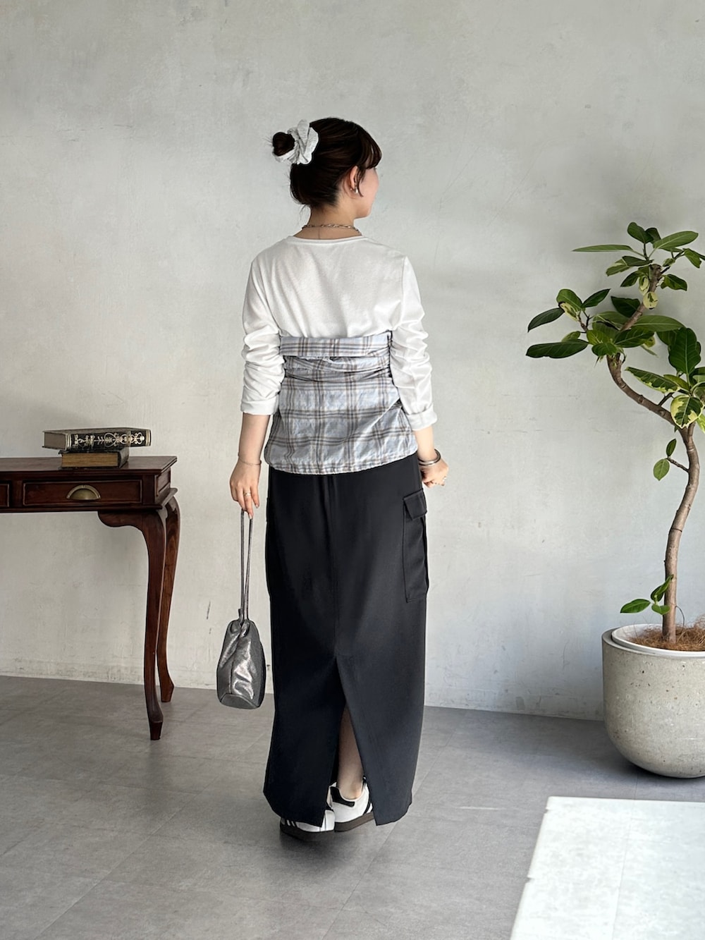 ブルー系のシャツ/ブラウス、ホワイト系のTシャツ/カットソー、グレー系のスカートを着用したレディースの春コーディネートの4枚目の写真