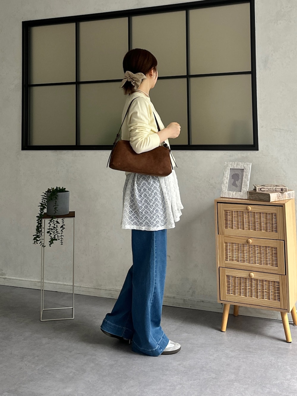 イエロー系のカーディガン/ボレロ、ブルー系のその他パンツ、ホワイト系のスニーカーを着用したレディースの冬コーディネートの2枚目の写真