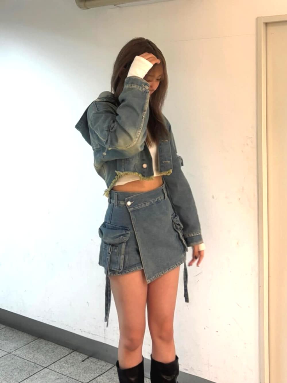 ブラック系のブーツ、ブルー系のデニムジャケット、ホワイト系のTシャツ/カットソーを着用したレディースの冬コーディネートの6枚目の写真