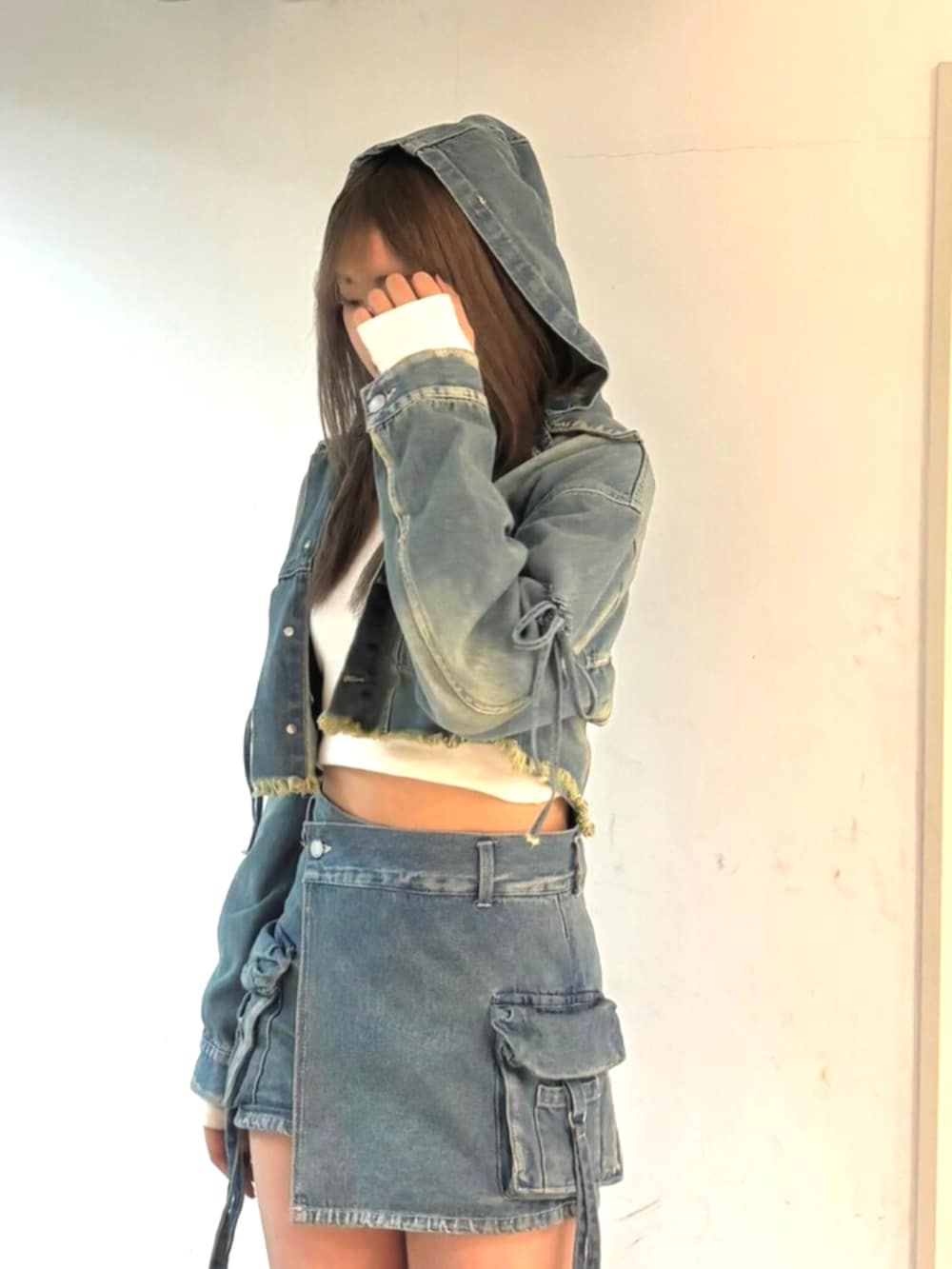 ブラック系のブーツ、ブルー系のデニムジャケット、ホワイト系のTシャツ/カットソーを着用したレディースの冬コーディネートの5枚目の写真