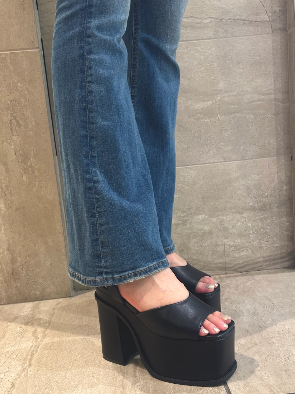 ブルー系のサロペット/オーバーオール、ブルー系のTシャツ/カットソー、ブラック系のサンダルを着用したレディースの春コーディネートの10枚目の写真