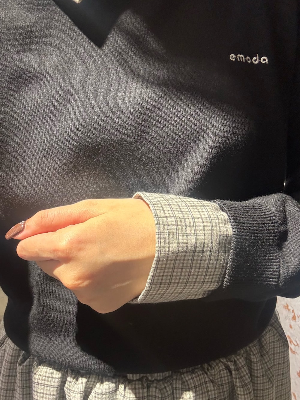 ブラック系のスカート、ブラック系のシャツ/ブラウス、ブラック系のブーツを着用したレディースの冬コーディネートの7枚目の写真