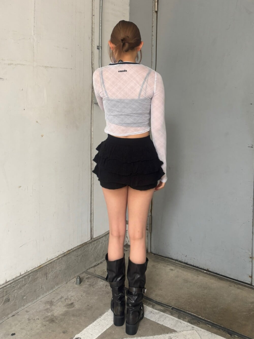 ブラック系のブーツ、ブラック系のスカート、ホワイト系のTシャツ/カットソーを着用したレディースの春コーディネートの3枚目の写真