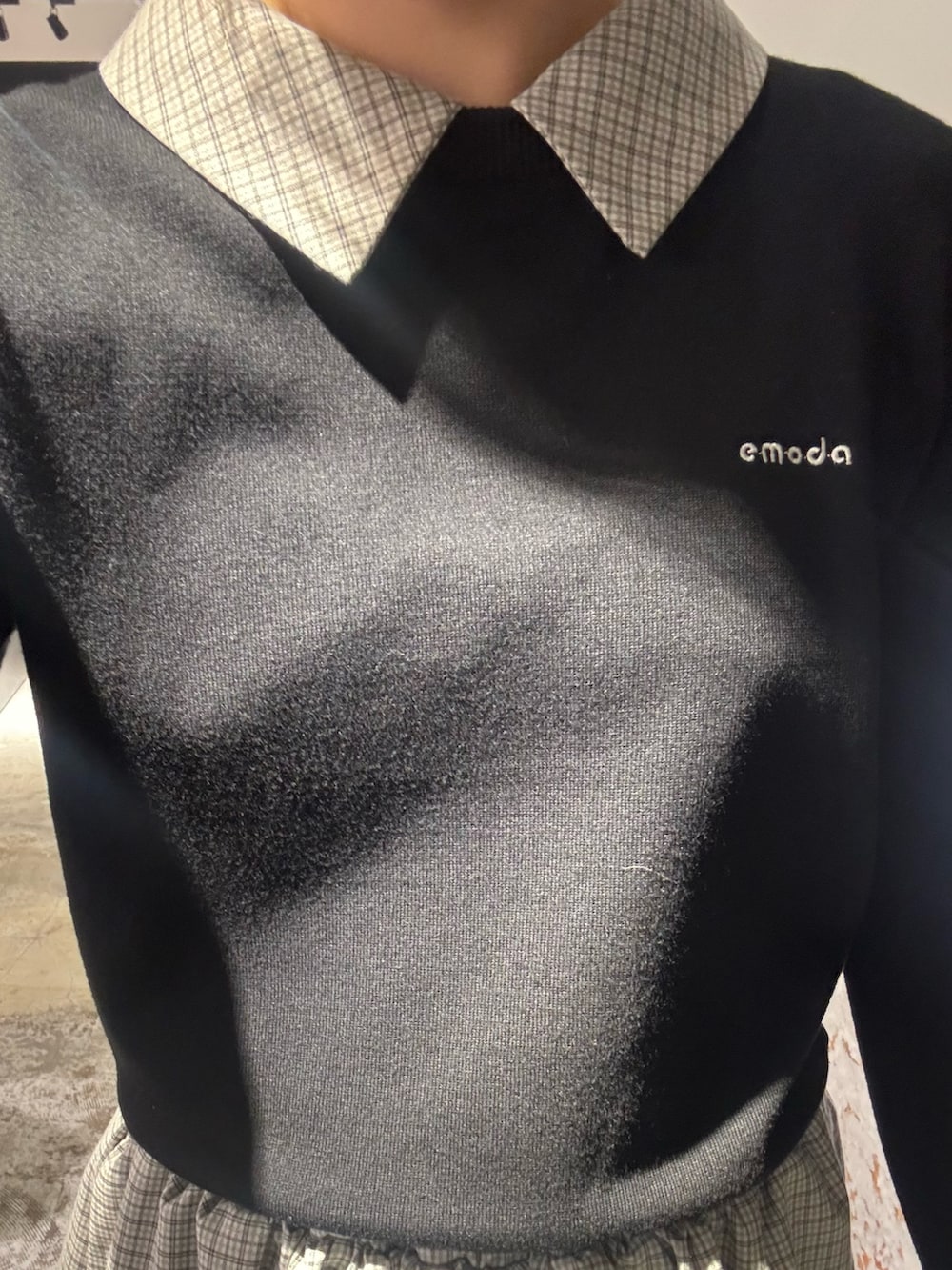 ブラック系のスカート、ブラック系のシャツ/ブラウス、ブラック系のブーツを着用したレディースの冬コーディネートの4枚目の写真