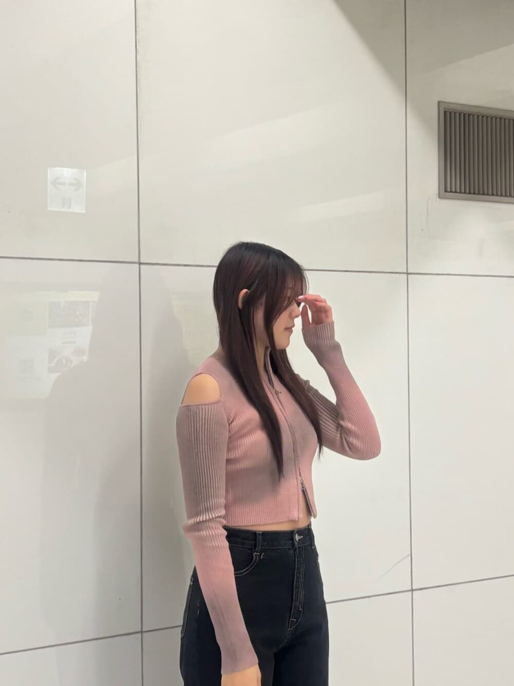 ブラック系のブーツ、ピンク系のニット/セーター、ブルー系のデニムパンツを着用したレディースの冬コーディネートの4枚目の写真