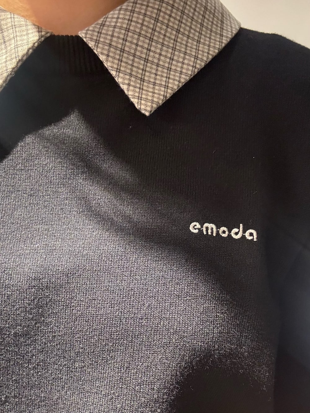 ブラック系のスカート、ブラック系のシャツ/ブラウス、ブラック系のブーツを着用したレディースの冬コーディネートの6枚目の写真