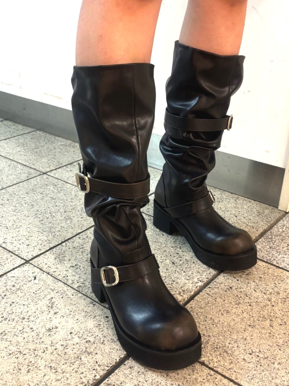 ブラック系のブーツ、ブルー系のデニムジャケット、ホワイト系のTシャツ/カットソーを着用したレディースの冬コーディネートの10枚目の写真