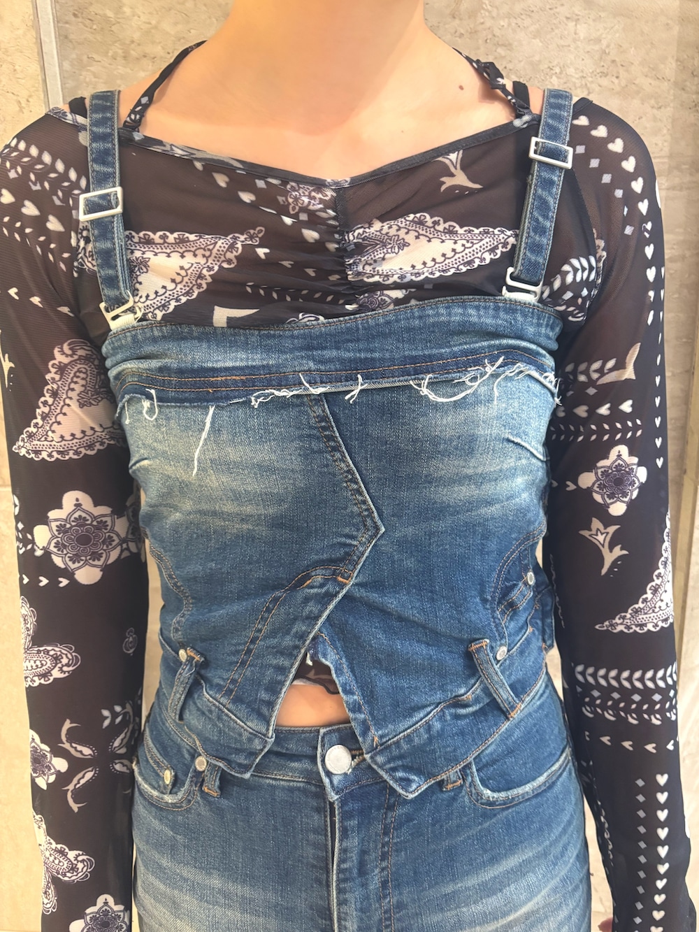 ブルー系のサロペット/オーバーオール、ブルー系のTシャツ/カットソー、ブラック系のサンダルを着用したレディースの春コーディネートの6枚目の写真