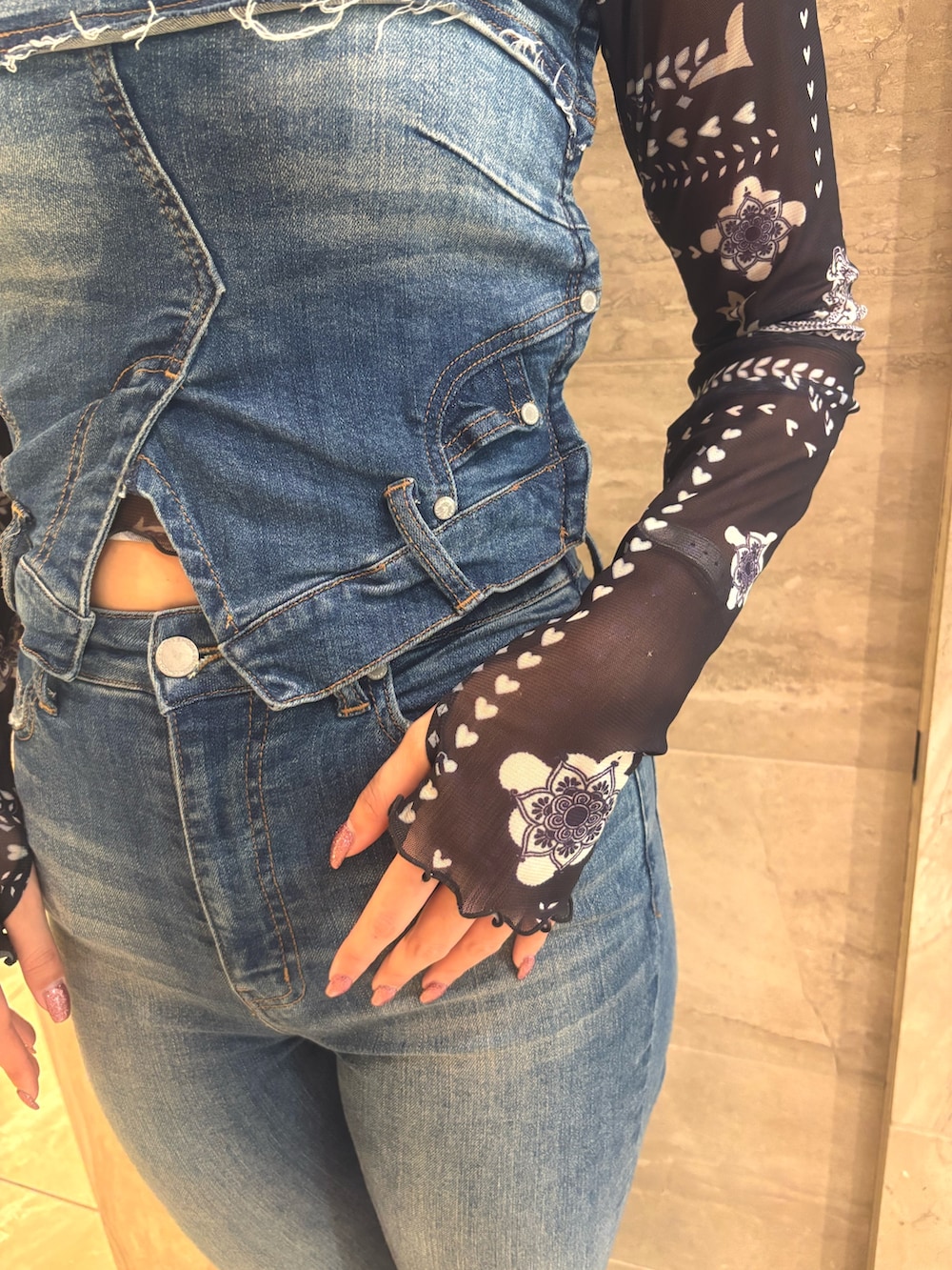 ブルー系のサロペット/オーバーオール、ブルー系のTシャツ/カットソー、ブラック系のサンダルを着用したレディースの春コーディネートの7枚目の写真