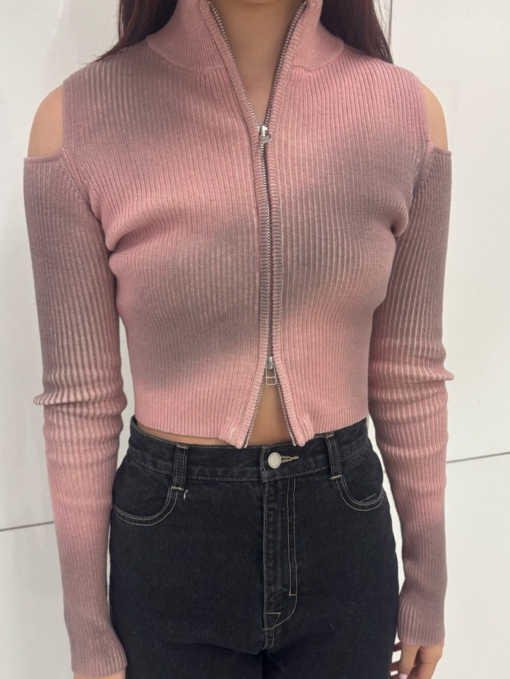 ブラック系のブーツ、ピンク系のニット/セーター、ブルー系のデニムパンツを着用したレディースの冬コーディネートの5枚目の写真