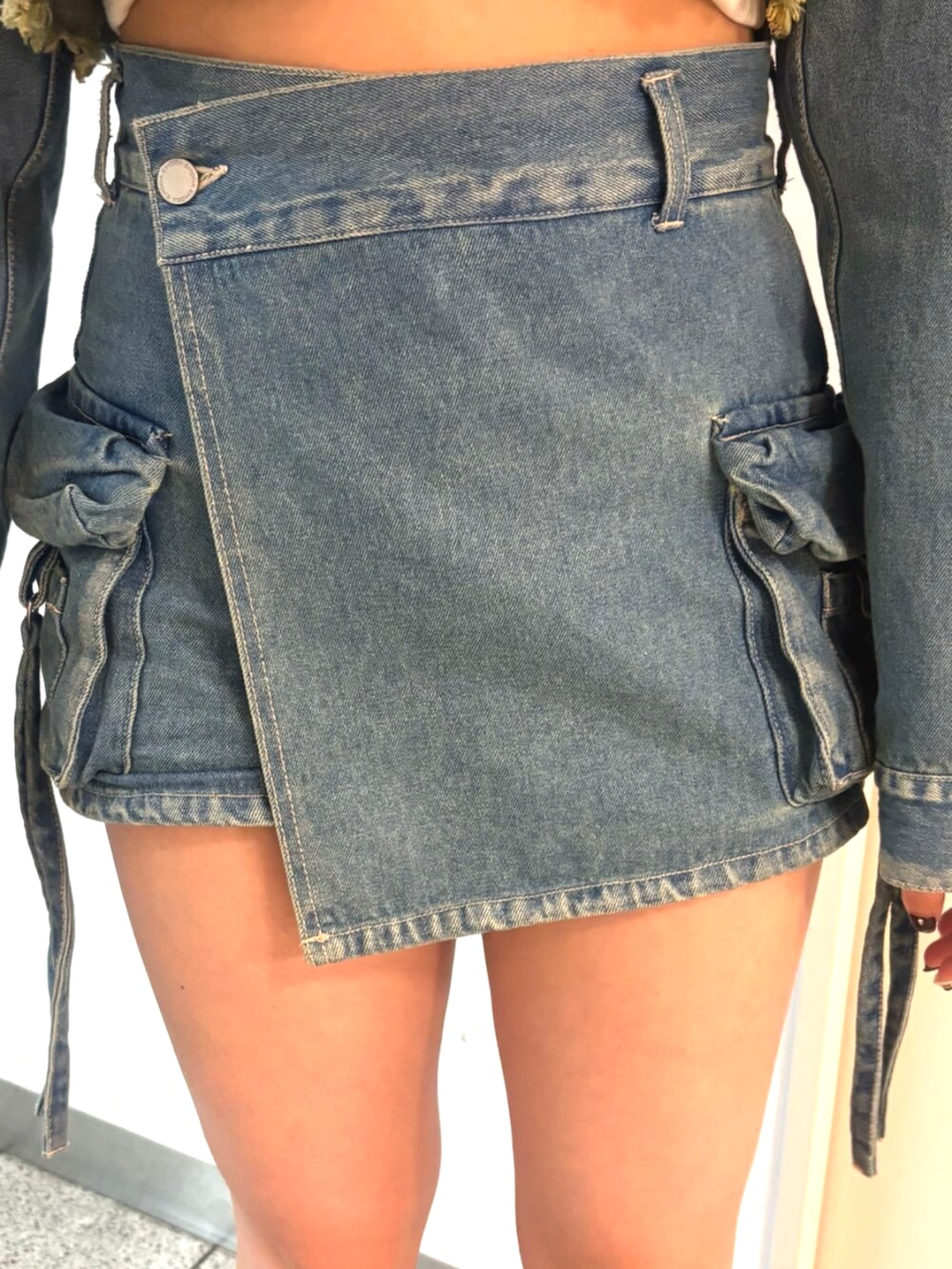 ブラック系のブーツ、ブルー系のデニムジャケット、ホワイト系のTシャツ/カットソーを着用したレディースの冬コーディネートの8枚目の写真