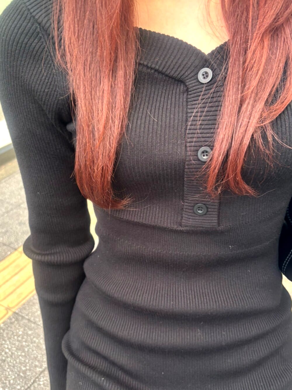 ブラック系のブーツ、ブラック系のワンピース、ブラック系のショルダーバッグを着用したレディースの冬コーディネートの5枚目の写真