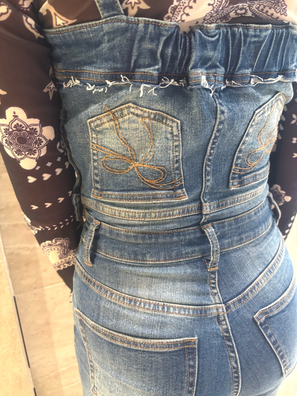 ブルー系のサロペット/オーバーオール、ブルー系のTシャツ/カットソー、ブラック系のサンダルを着用したレディースの春コーディネートの8枚目の写真