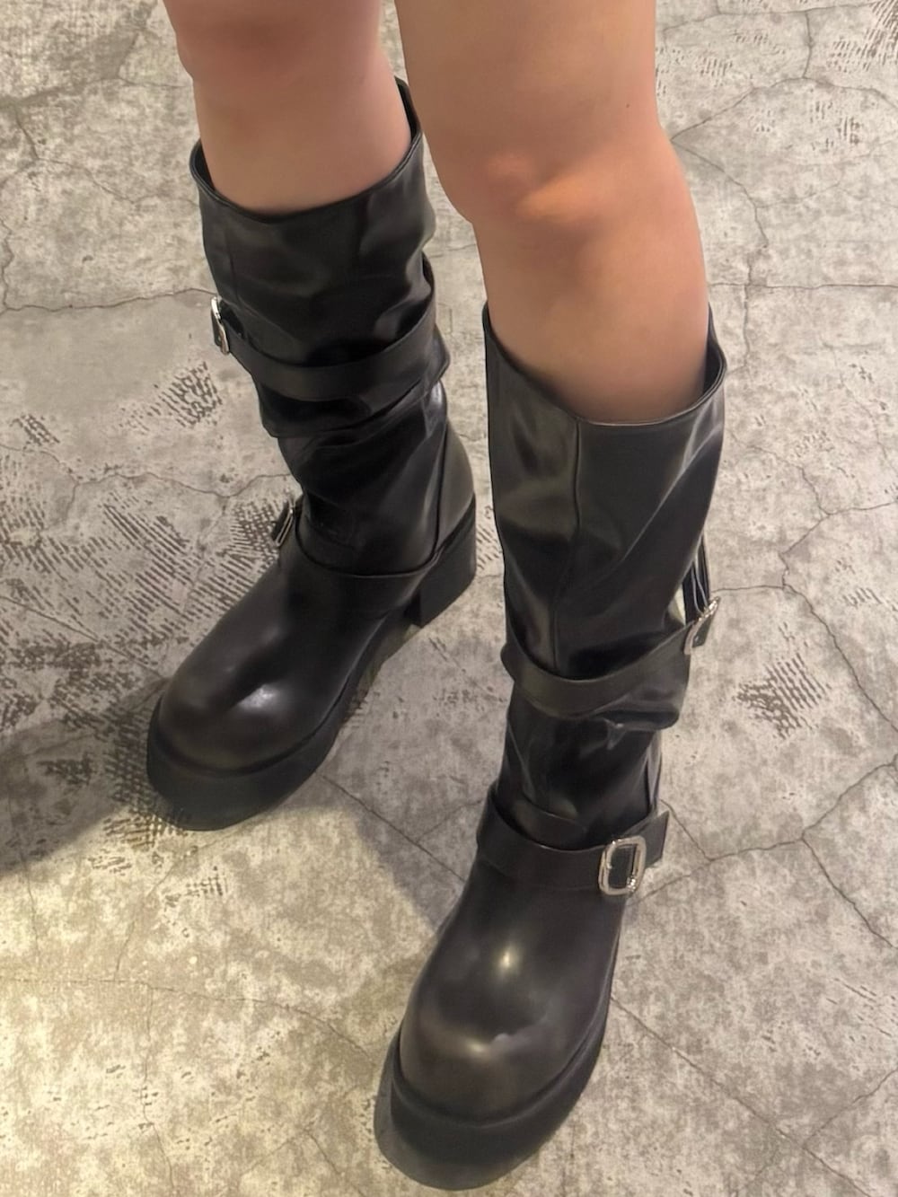 ブラック系のスカート、ブラック系のシャツ/ブラウス、ブラック系のブーツを着用したレディースの冬コーディネートの8枚目の写真