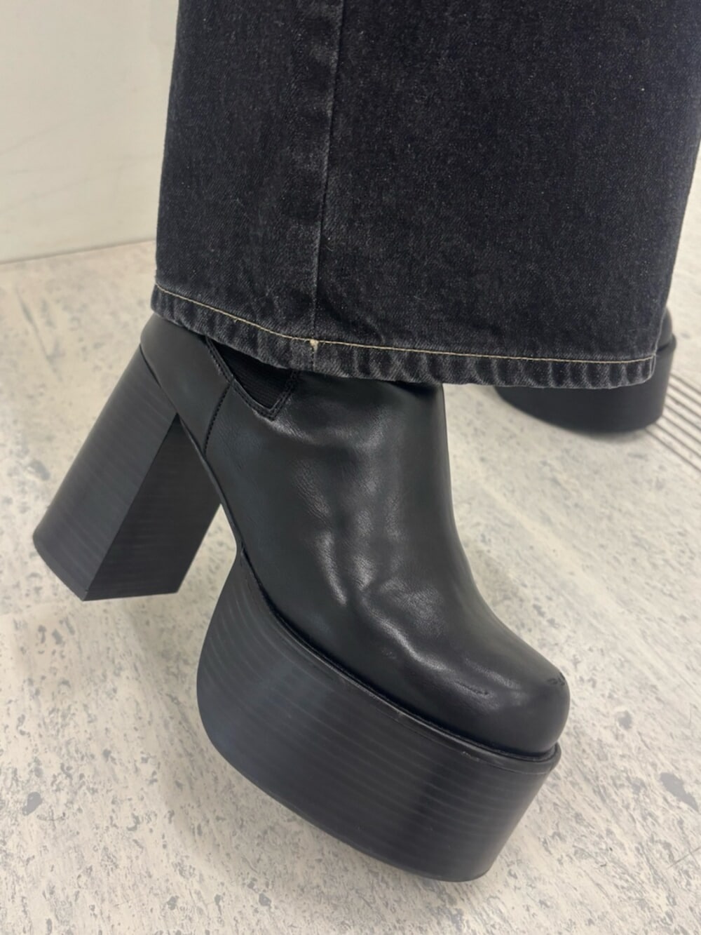 ブラック系のブーツ、ピンク系のニット/セーター、ブルー系のデニムパンツを着用したレディースの冬コーディネートの7枚目の写真