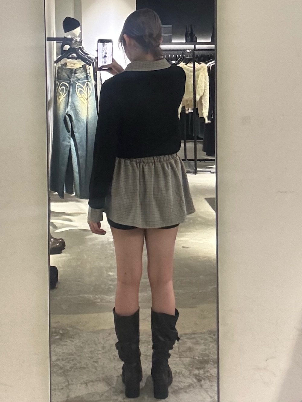 ブラック系のスカート、ブラック系のシャツ/ブラウス、ブラック系のブーツを着用したレディースの冬コーディネートの3枚目の写真