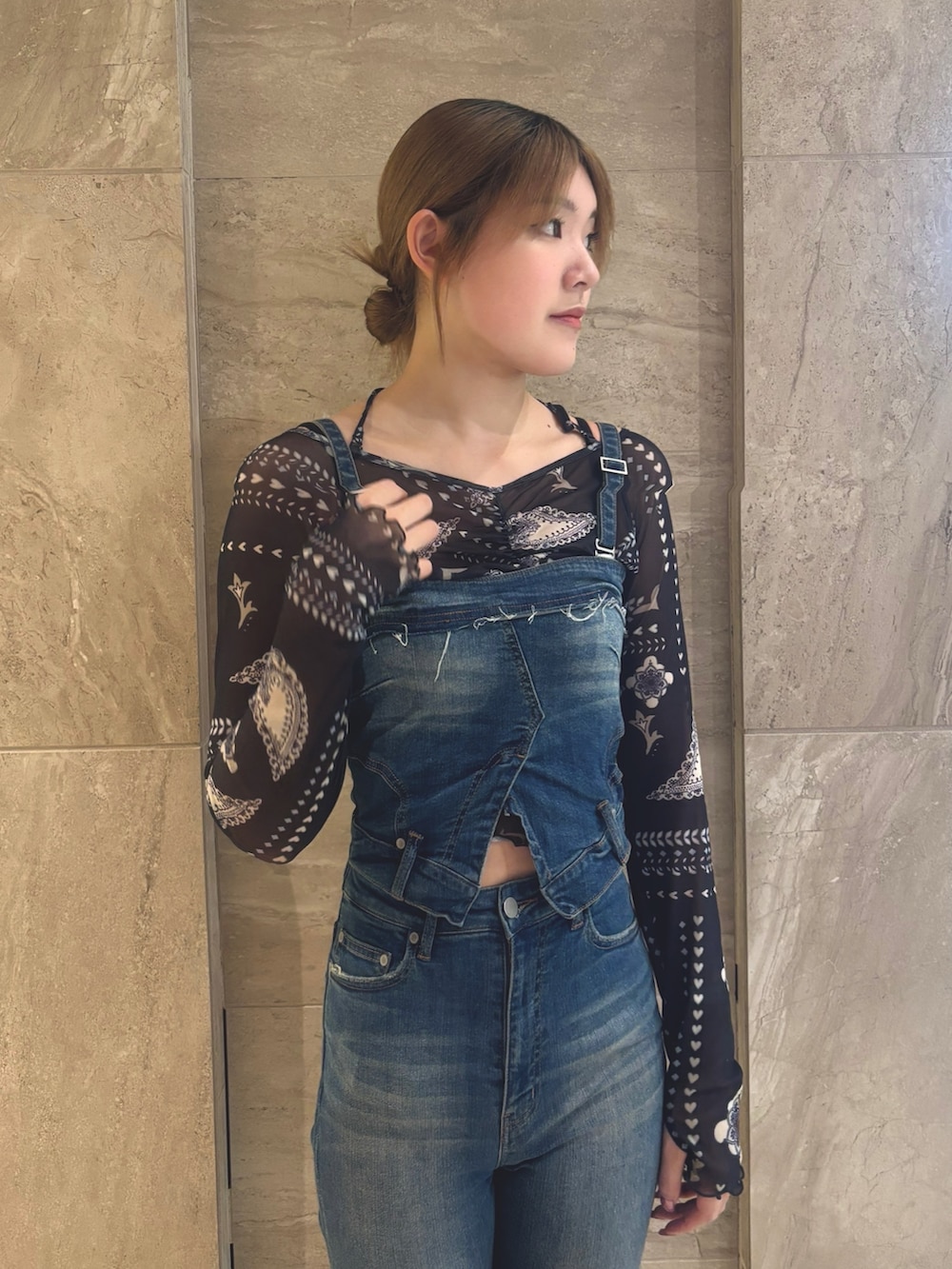 ブルー系のサロペット/オーバーオール、ブルー系のTシャツ/カットソー、ブラック系のサンダルを着用したレディースの春コーディネートの5枚目の写真