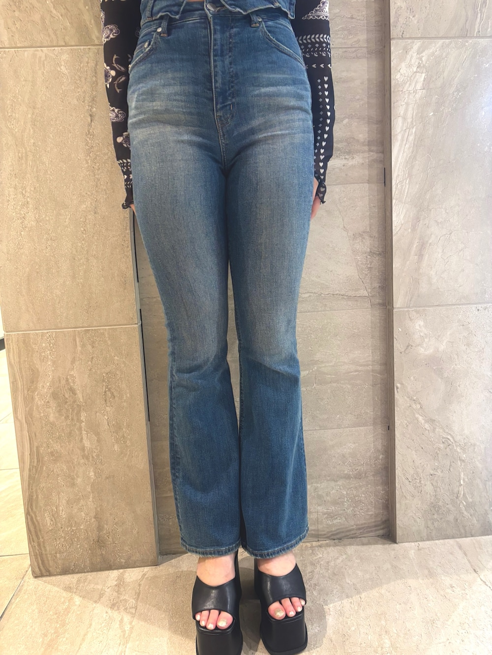 ブルー系のサロペット/オーバーオール、ブルー系のTシャツ/カットソー、ブラック系のサンダルを着用したレディースの春コーディネートの9枚目の写真