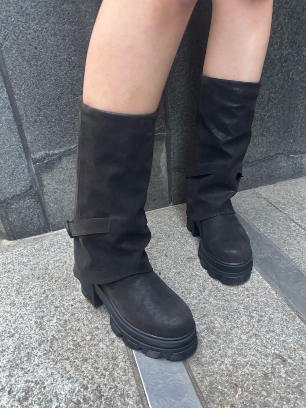 ブラック系のショルダーバッグ、ホワイト系のパーカー、ブルー系のスカートを着用したレディースの冬コーディネートの7枚目の写真