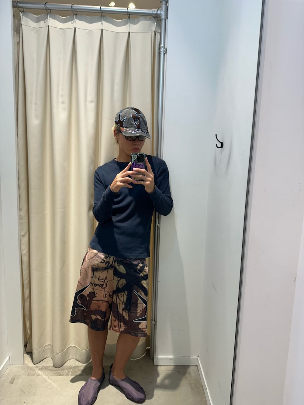 その他のその他パンツ、ブラック系のキャップ、グレー系のマフラーを着用したメンズの秋コーディネートの3枚目の写真