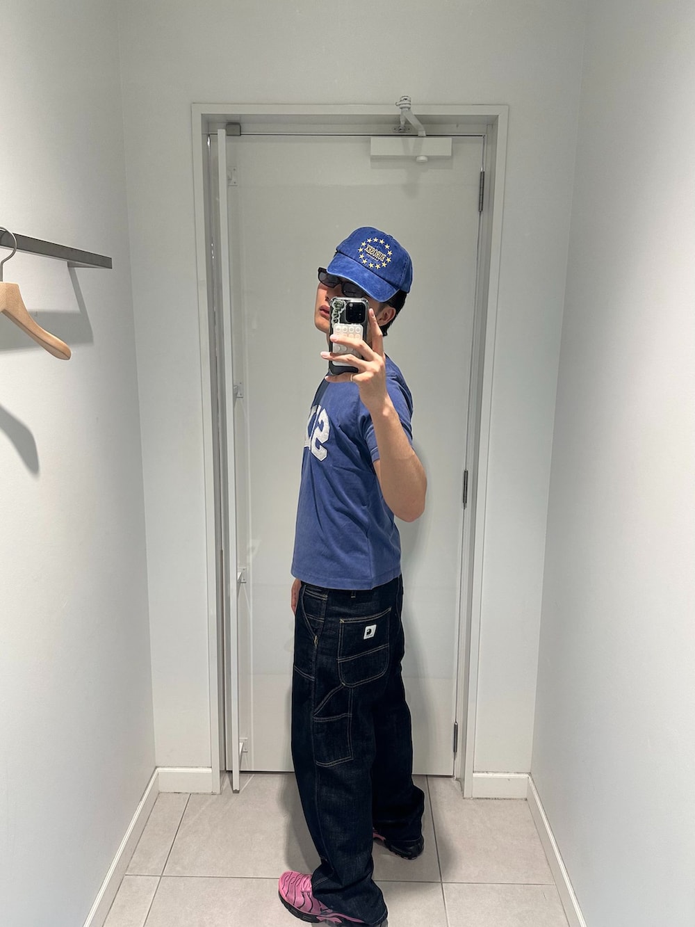ブルー系のその他パンツ、ブルー系のTシャツ/カットソー、ブルー系のキャップを着用したメンズの春コーディネートの2枚目の写真