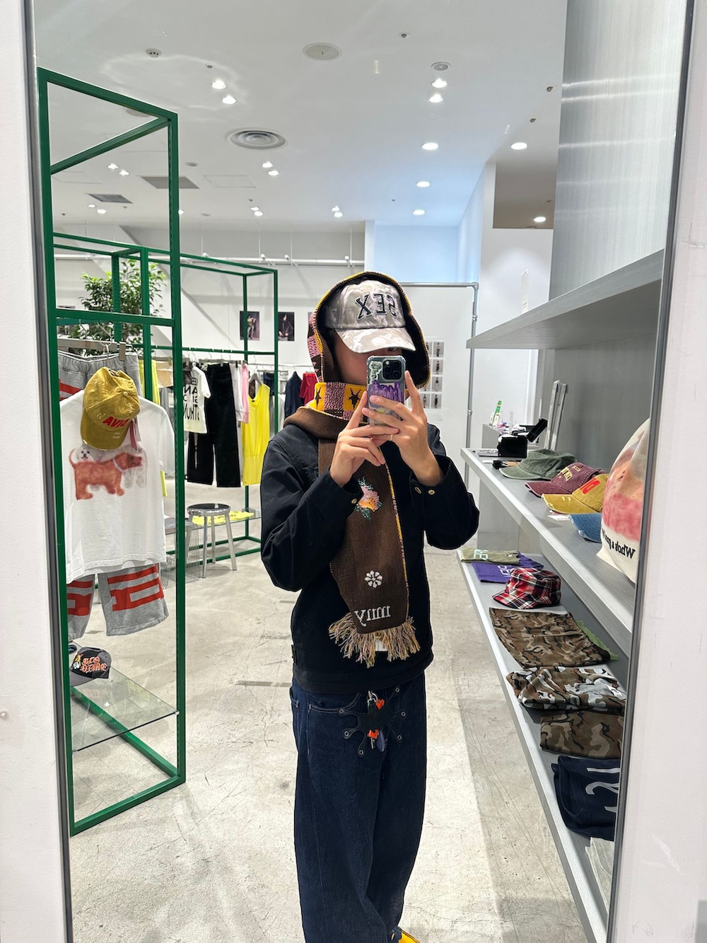 グレー系のキャップ、その他のマフラーを着用したメンズの秋コーディネートの3枚目の写真