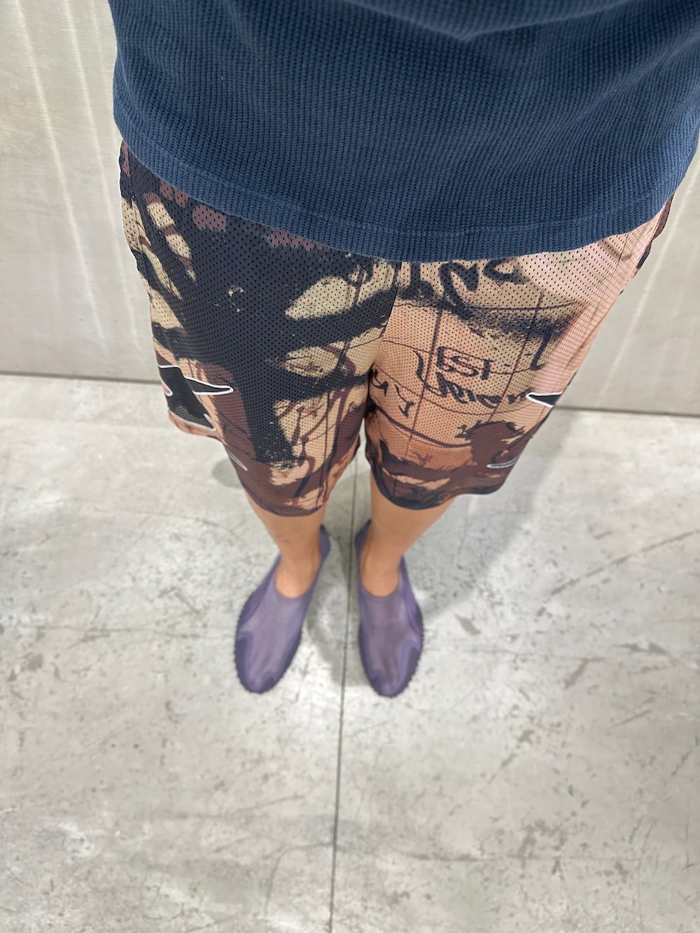 その他のその他パンツ、ブラック系のキャップ、グレー系のマフラーを着用したメンズの秋コーディネートの4枚目の写真
