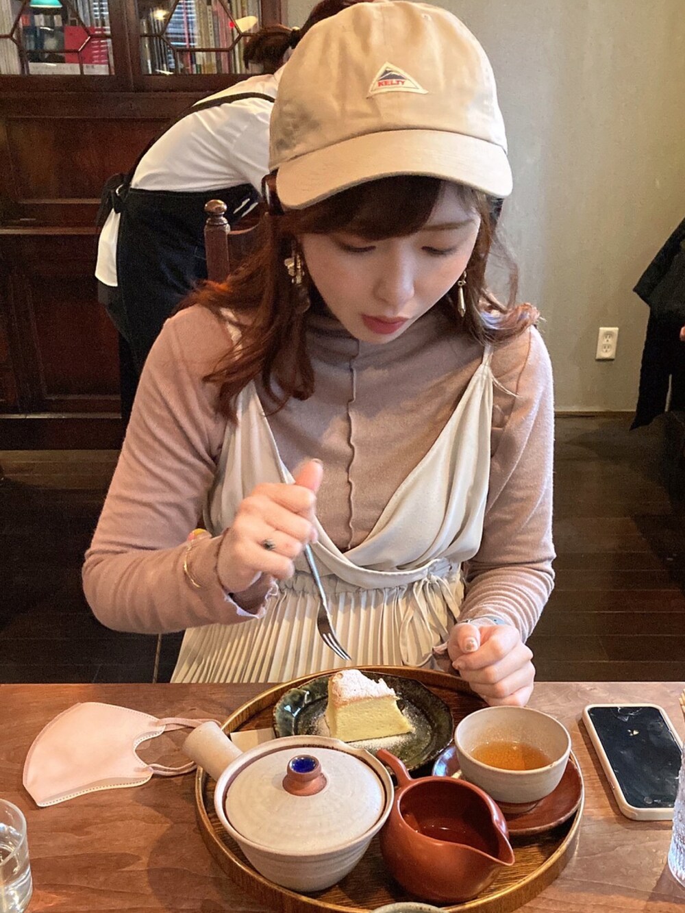 ホワイト系のワンピース/ドレスを着用したレディースの冬コーディネートの2枚目の写真