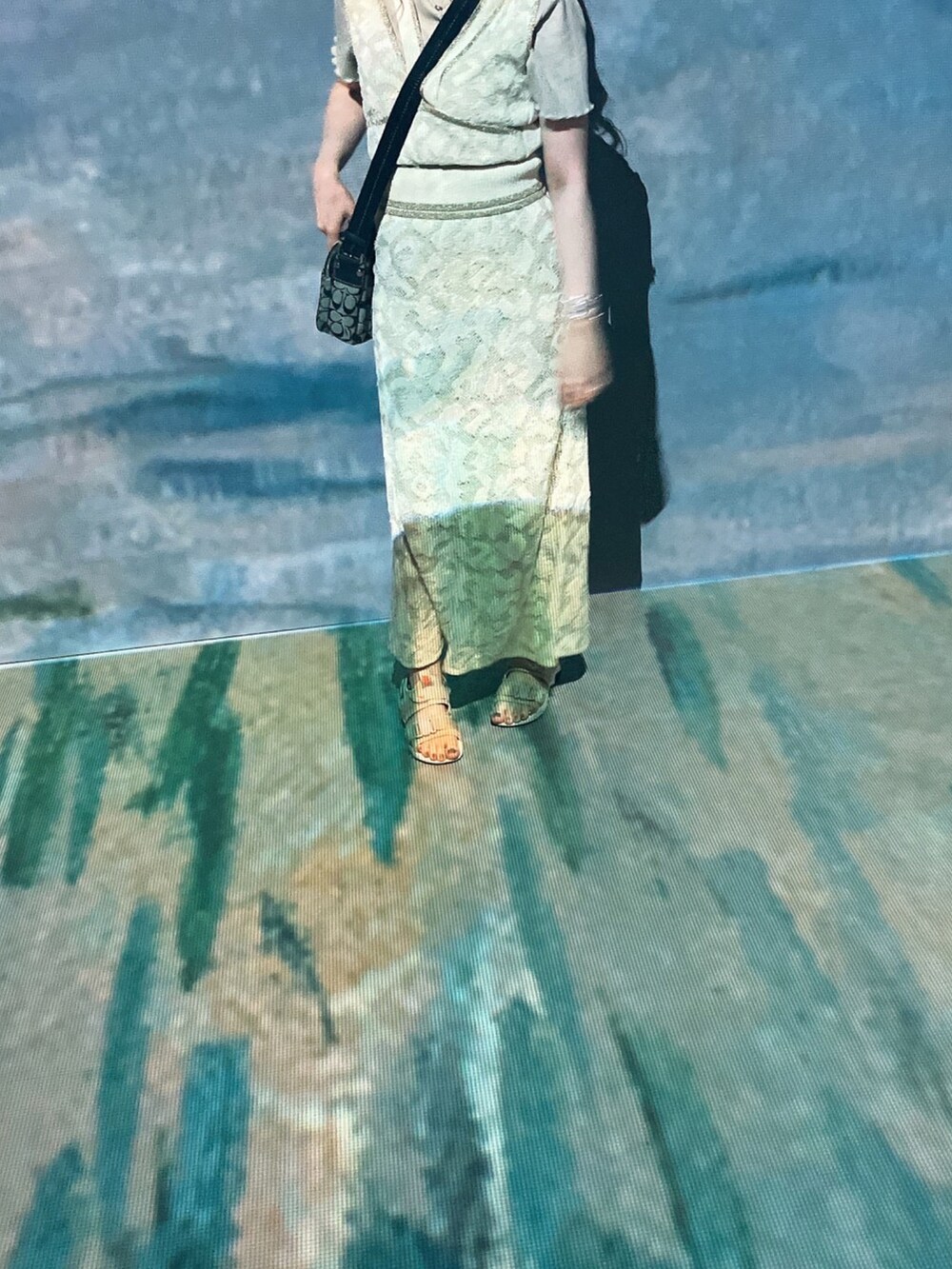 ベージュ系のスカート、ベージュ系のベストを着用したレディースの冬コーディネートの2枚目の写真